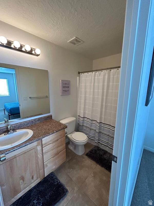 672 N 100 W, Vernal, UT 84078 - full bath with vanity and a textured ceiling