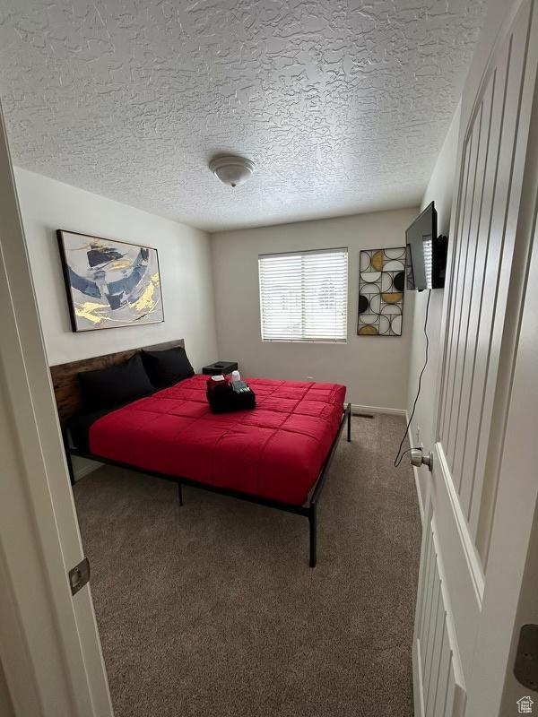 672 N 100 W, Vernal, UT 84078 - carpeted bedroom featuring a textured ceiling