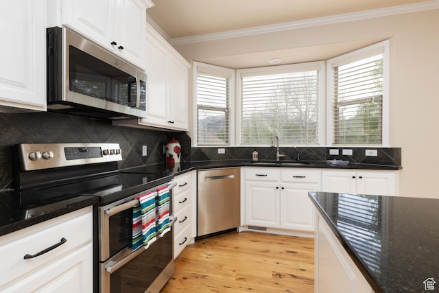 14825 S Meadow Oak Ct, Draper, UT 84020 - kitchen featuring appliances with stainless steel finishes, a sink, ornamental molding, light wood-style floors, and healthy amount of natural light