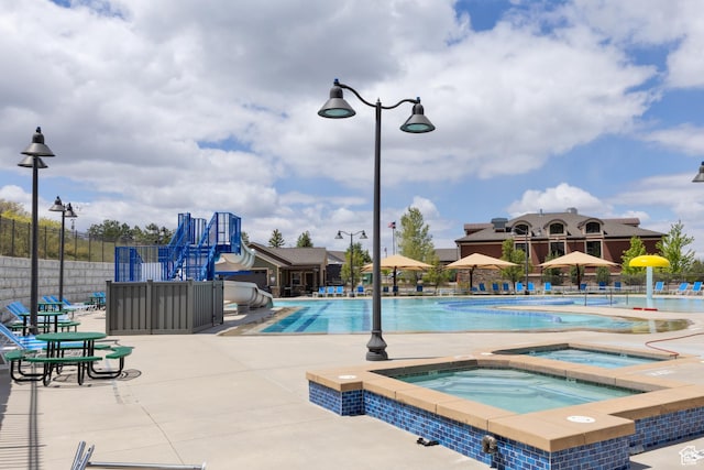 14825 S Meadow Oak Ct, Draper, UT 84020 - community pool with a community hot tub and a patio area