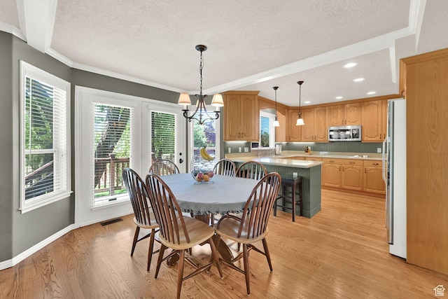 6782 S Courtland Ave, Cottonwood Heights, UT 84121 - dining room featuring a textured ceiling, light wood-style flooring, crown molding, a chandelier, and recessed lighting