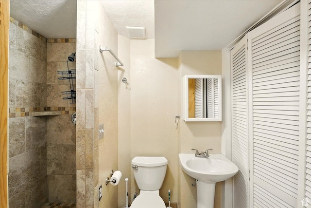 425 E 1200 N, Logan, UT 84341 - full bath with a tile shower, a closet, toilet, a sink, and a textured ceiling