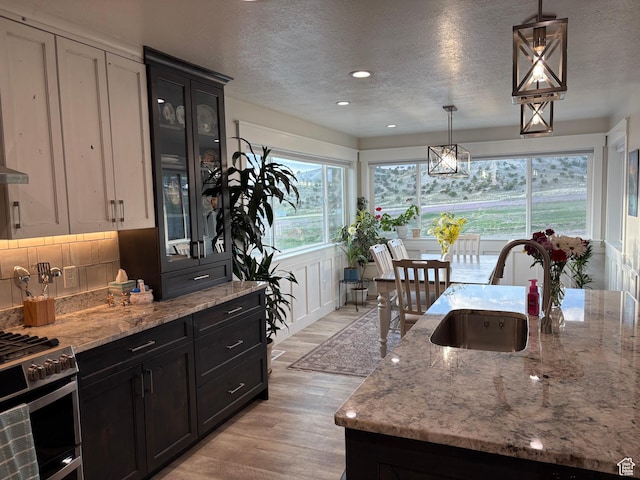 765 E Union St, Manti, UT 84642 - kitchen featuring a sink, gas range, a textured ceiling, light wood-style flooring, and dark cabinets