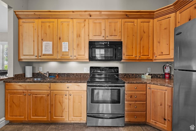 152 S 930 E, American Fork, UT 84003 - kitchen with stainless steel appliances, a sink, and dark stone counters
