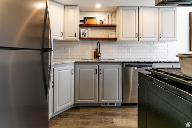 545 W Applewood Dr S # 10, Bountiful, UT 84010 - kitchen with appliances with stainless steel finishes, a sink, dark wood-style floors, backsplash, and recessed lighting