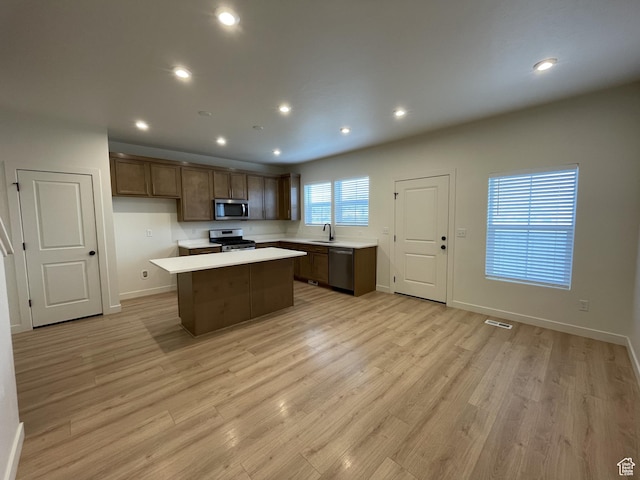 4357 E Longleaf Ln, Eagle Mountain, UT 84005 - kitchen with stainless steel appliances, a sink, a kitchen island, light countertops, and recessed lighting