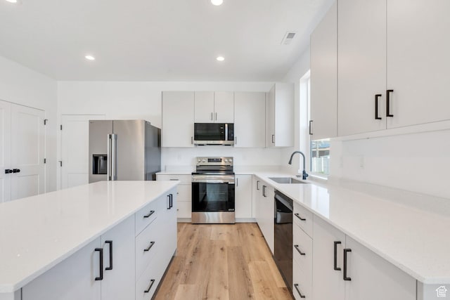 515 N 600 E, Spanish Fork, UT 84660 - kitchen featuring stainless steel appliances, a sink, light wood-style flooring, a kitchen island, and recessed lighting
