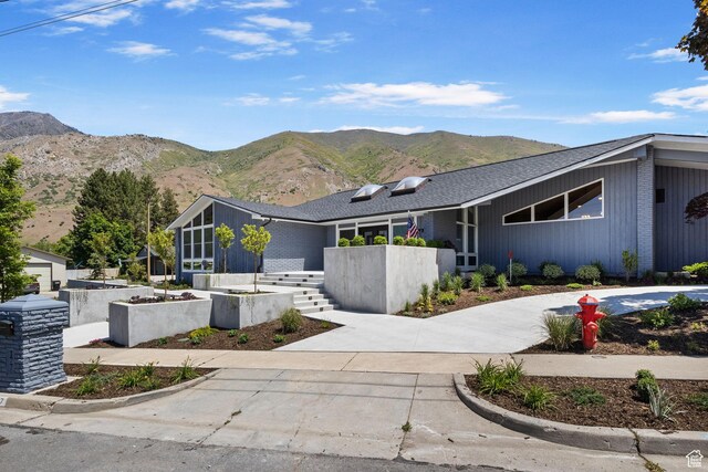177 S Canyon Ave, Springville, UT 84663 - view of front of home with a mountain view and driveway