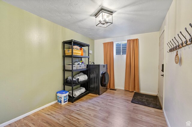 177 S Canyon Ave, Springville, UT 84663 - washroom featuring wood finished floors, washer / clothes dryer, baseboards, and a textured ceiling