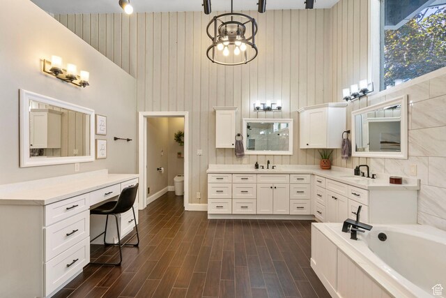 177 S Canyon Ave, Springville, UT 84663 - full bath featuring vanity, a bath, toilet, wood finished floors, and baseboards