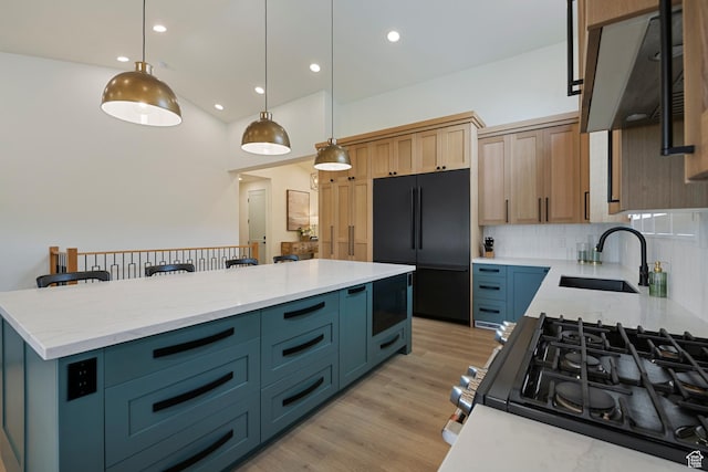 1446 E Anvil Dr, Draper, UT 84020 - kitchen featuring a sink, black appliances, a kitchen island, backsplash, and high vaulted ceiling