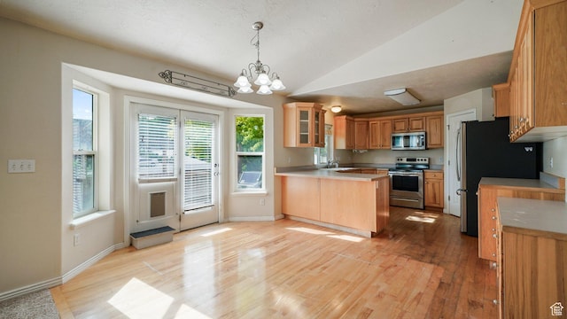 10205 N 3900 W, Cedar Hills, UT 84062 - kitchen with stainless steel appliances, a peninsula, a sink, light wood-style floors, and lofted ceiling