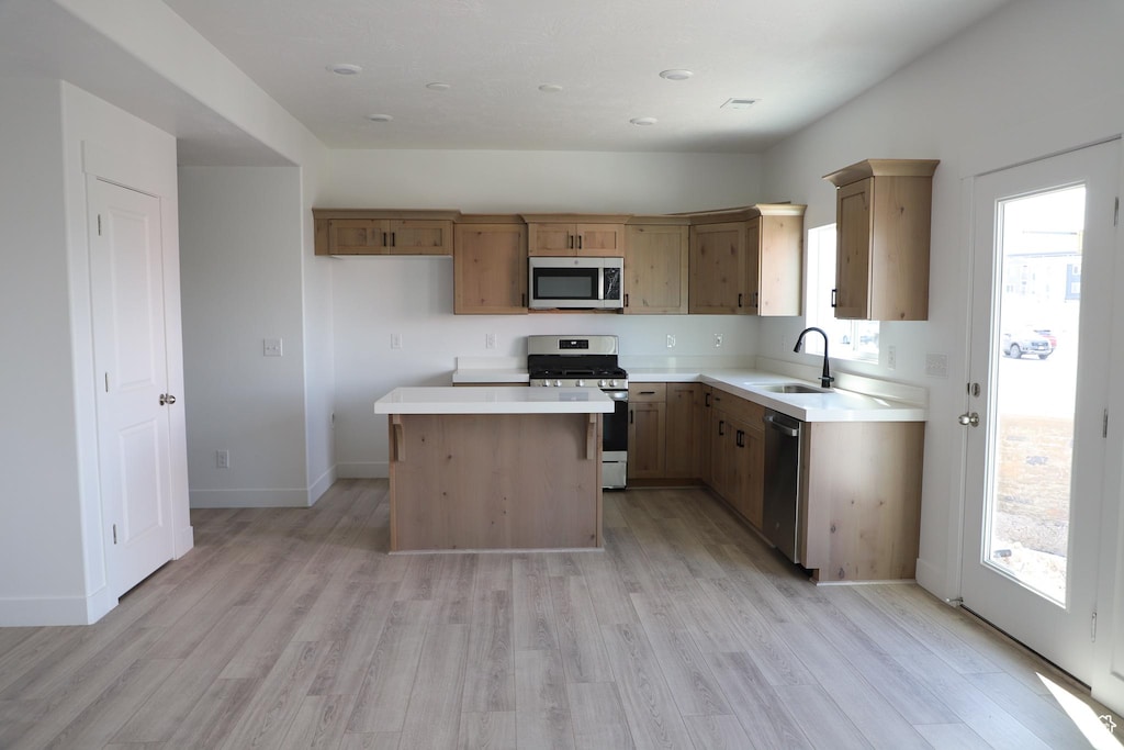 1905 E 1420 N, Spanish Fork, UT 84660 - kitchen with stainless steel appliances, a sink, a kitchen island, and light wood-style floors
