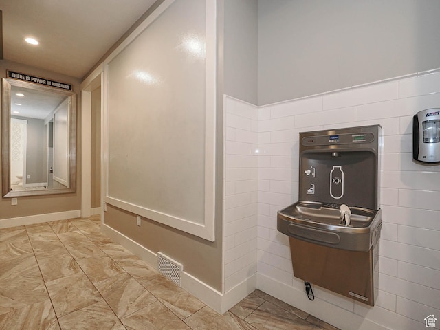 13772 S Kennington Ct E, Draper, UT 84020 - detailed view of baseboards and recessed lighting