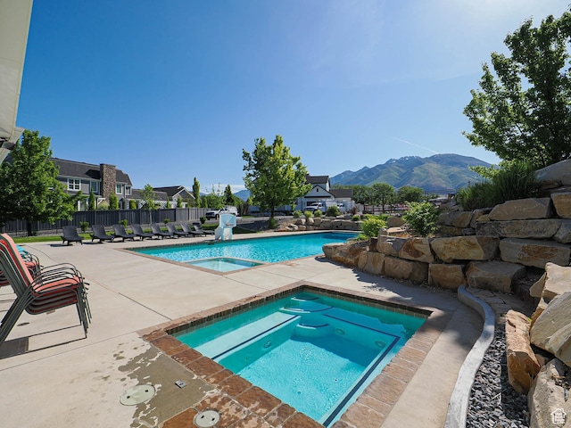 13772 S Kennington Ct E, Draper, UT 84020 - community pool with a community hot tub, a mountain view, a patio, and a residential view