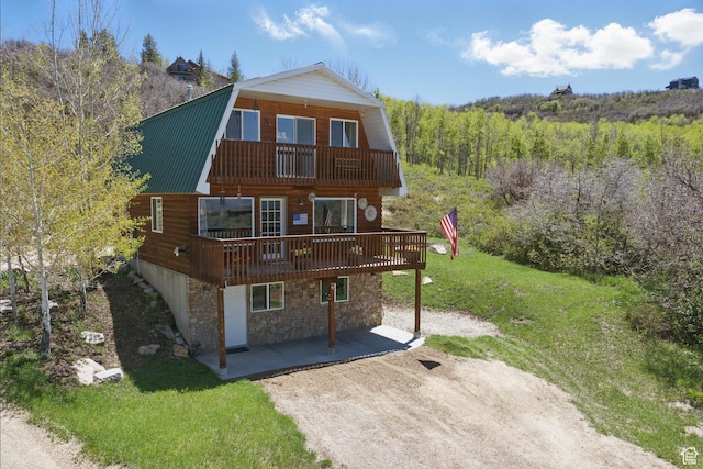 10246 E Lake Pines Dr Unit 1020, Heber City, UT 84032 - rear view of property featuring a gambrel roof, a patio, a yard, a balcony, and metal roof