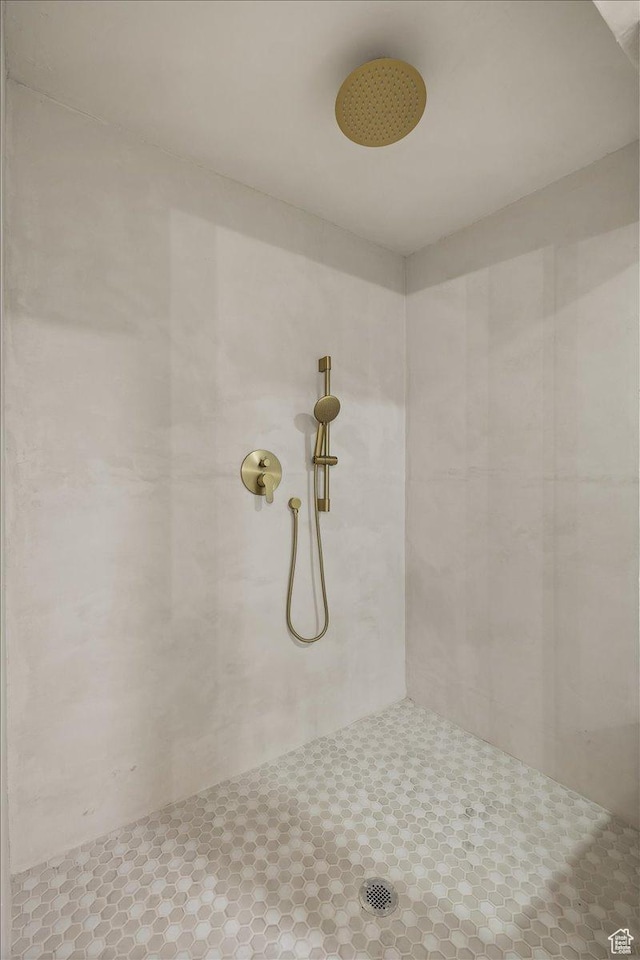 2559 E Evening Star Dr, Holladay, UT 84124 - full bathroom featuring a tile shower