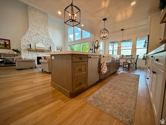 268 N 1400 W, Midway, UT 84049 - kitchen with a chandelier, plenty of natural light, light wood-style floors, open floor plan, and recessed lighting