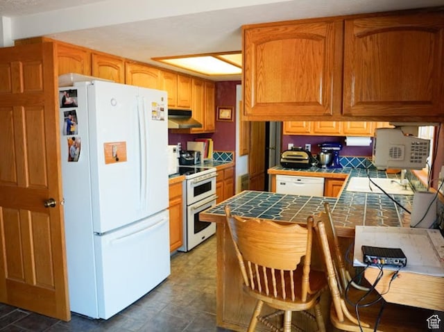 260 W 4th S, Soda Springs, ID 83276 - kitchen featuring white appliances, tile counters, under cabinet range hood, and a peninsula