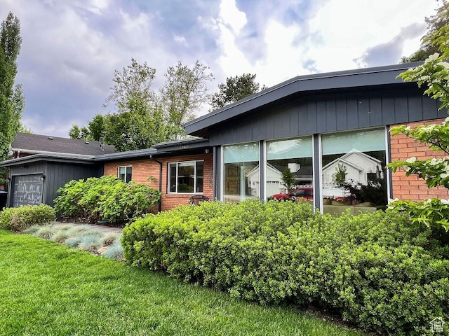 5466 S Woodcrest Dr, Holladay, UT 84117 - view of home's exterior featuring brick siding and a garage