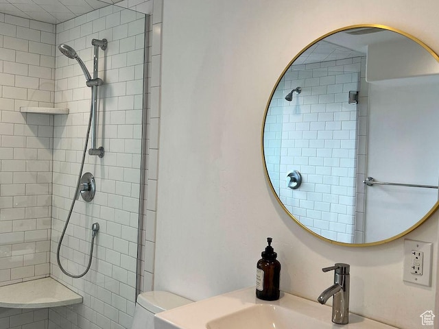 5466 S Woodcrest Dr, Holladay, UT 84117 - full bath featuring a tile shower, toilet, and a sink