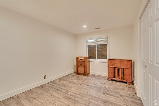 11198 S Wyngate Ln E, Sandy, UT 84092 - unfurnished bedroom featuring light wood-style flooring, baseboards, a closet, and recessed lighting