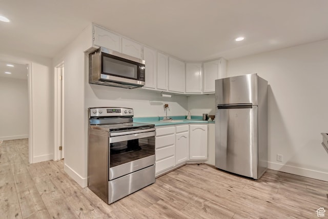 11198 S Wyngate Ln E, Sandy, UT 84092 - kitchen featuring stainless steel appliances, light wood-style flooring, white cabinetry, baseboards, and recessed lighting