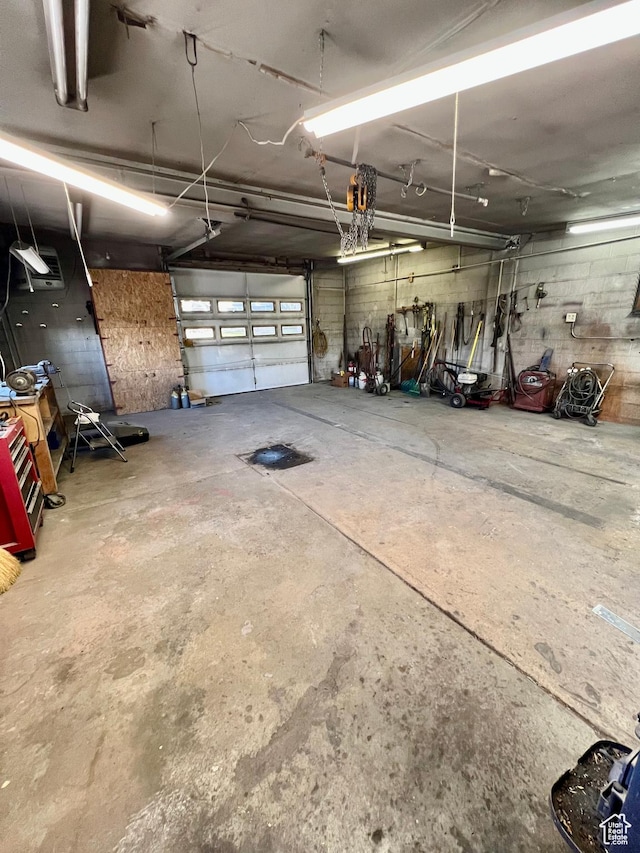 509 E 300 N, Richfield, UT 84701 - garage with a garage door opener