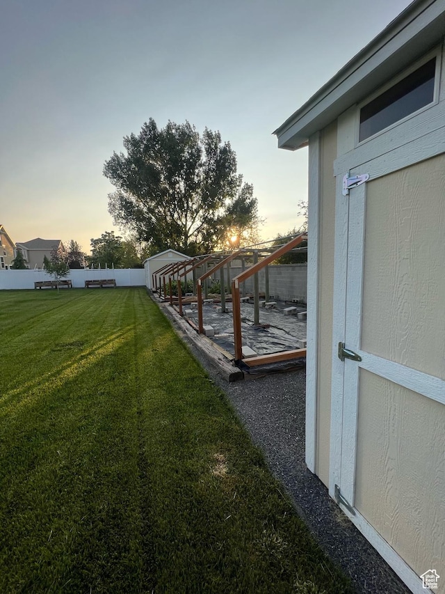2718 W Southpointe Rd, South Jordan, UT 84095 - view of yard at dusk