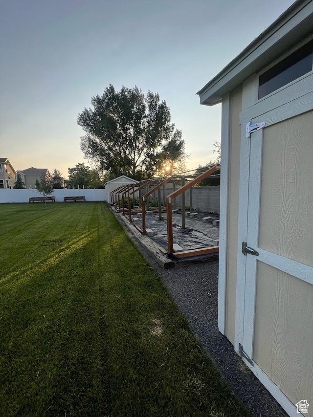 2718 W Southpointe Rd, South Jordan, UT 84095 - view of yard at dusk
