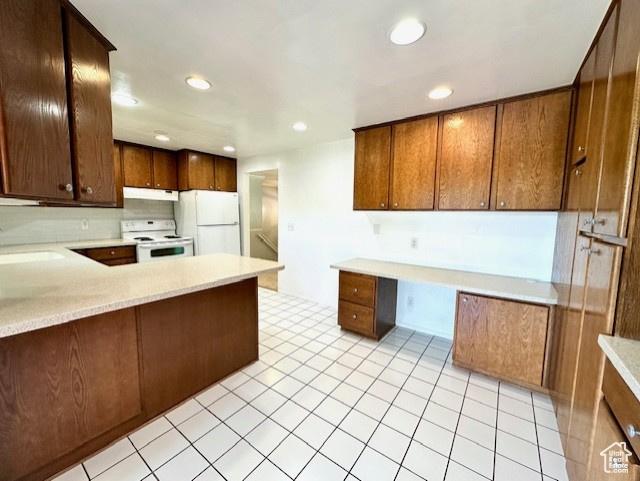 558 E Center St, Kaysville, UT 84037 - kitchen with white appliances, light countertops, a sink, recessed lighting, and under cabinet range hood