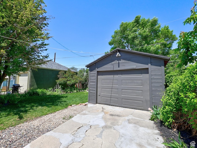 557 E Cleveland Ave, Salt Lake City, UT 84105 - detached garage featuring driveway