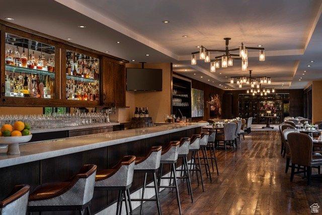 2100 Frostwood Blvd Unit 5130, Snyderville, UT 84098 - community bar area featuring a raised ceiling, a chandelier, and dark wood finished floors