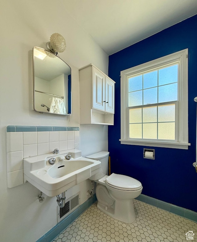 169 N State St, Roosevelt, UT 84066 - full bathroom featuring toilet and baseboards