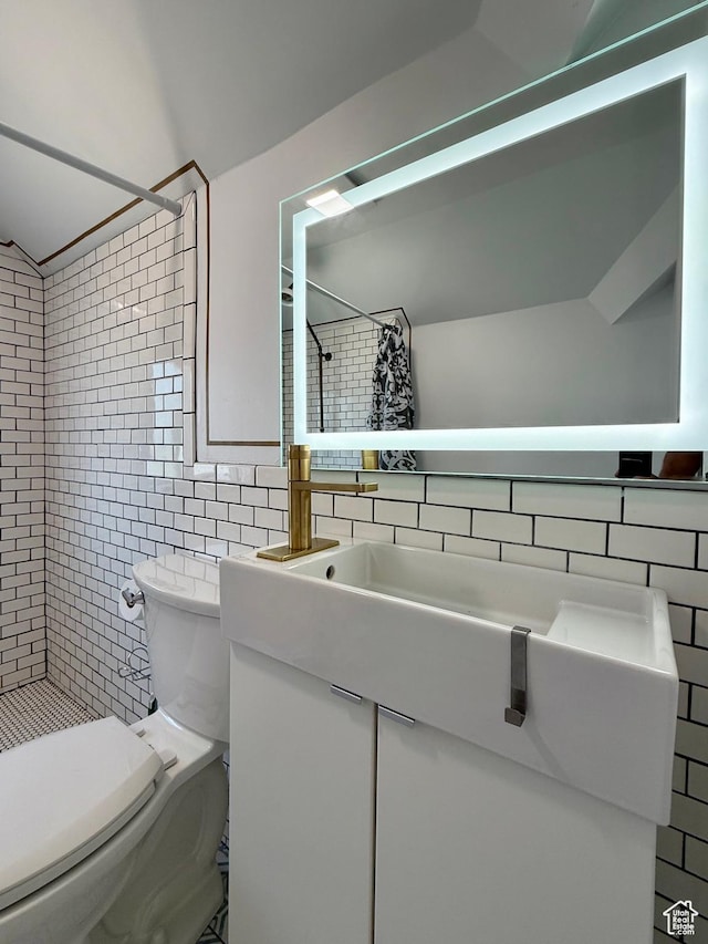 169 N State St, Roosevelt, UT 84066 - bathroom featuring tile walls, a tile shower, toilet, vanity, and decorative backsplash