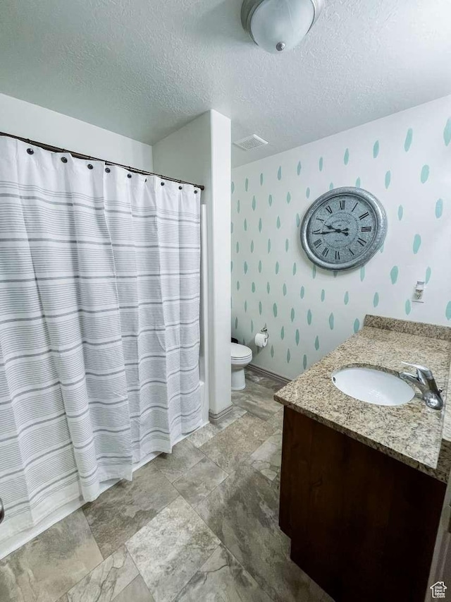 1303 N 150 E, Nephi, UT 84648 - bathroom featuring wallpapered walls, toilet, vanity, a textured ceiling, and curtained shower
