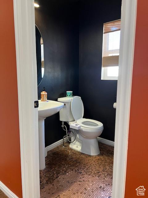 438 E Parowan Way, Draper, UT 84020 - half bath with toilet and baseboards