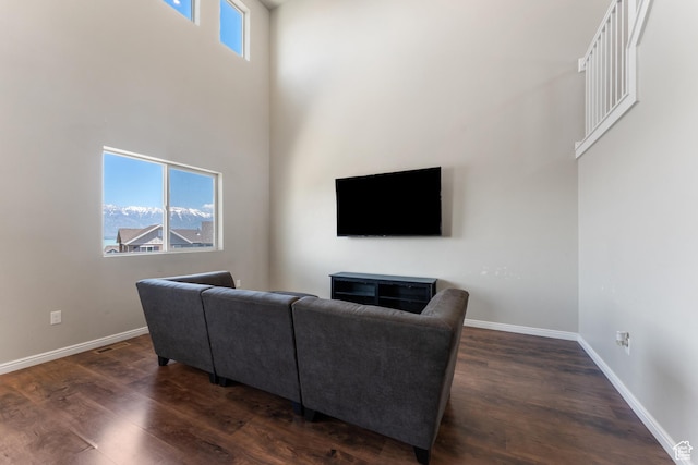 2956 S Willow Creek Dr, Saratoga Springs, UT 84045 - living room featuring dark wood finished floors, baseboards, and a high ceiling