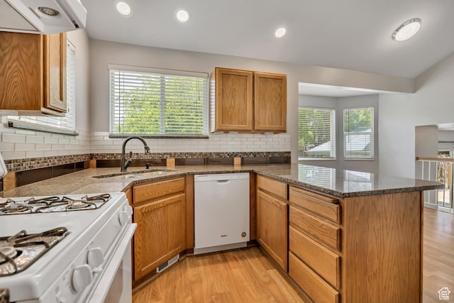 13928 S Ben Lomond Peak Dr W, Riverton, UT 84096 - kitchen featuring white appliances, a sink, a peninsula, light wood-style flooring, and recessed lighting