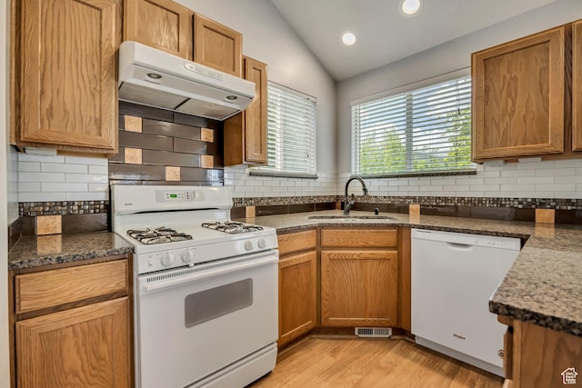 13928 S Ben Lomond Peak Dr W, Riverton, UT 84096 - kitchen with white appliances, a sink, vaulted ceiling, under cabinet range hood, and decorative backsplash