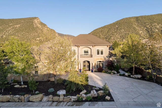 2204 N Bridge Water Rd, Cedar City, UT 84721 - view of front facade with a mountain view, stucco siding, and concrete driveway