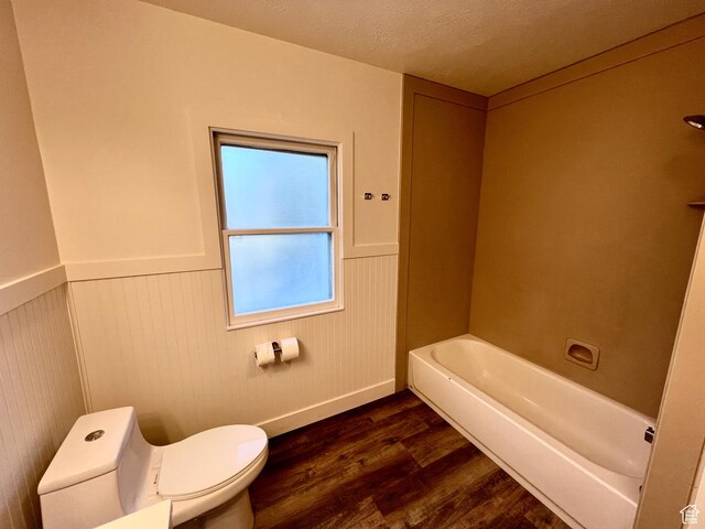 144 S 100 W, Tremonton, UT 84337 - bathroom featuring toilet, wood finished floors, wainscoting, and a bathtub