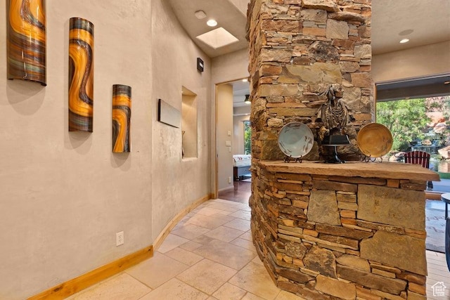 2405 W Entrada Trl Unit 76, St George, UT 84770 - hall featuring a skylight