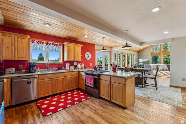 2620 Crow Loop, Coalville, UT 84017 - kitchen with stainless steel appliances, a sink, a peninsula, light wood finished floors, and recessed lighting