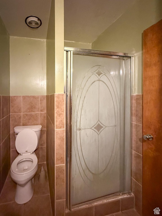 775 N 500 E, Price, UT 84501 - bathroom with tile walls, toilet, a shower stall, wainscoting, and tile patterned flooring