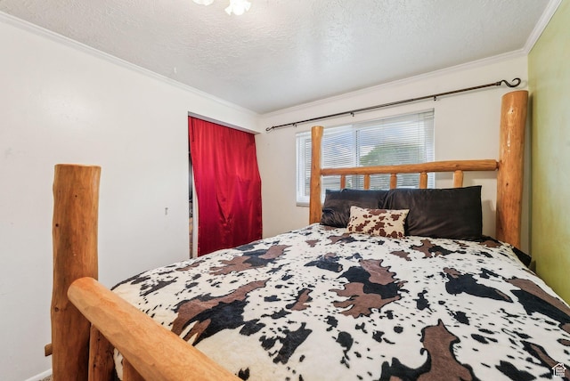981 N Tremont St, Tremonton, UT 84337 - bedroom featuring crown molding, a closet, and a textured ceiling