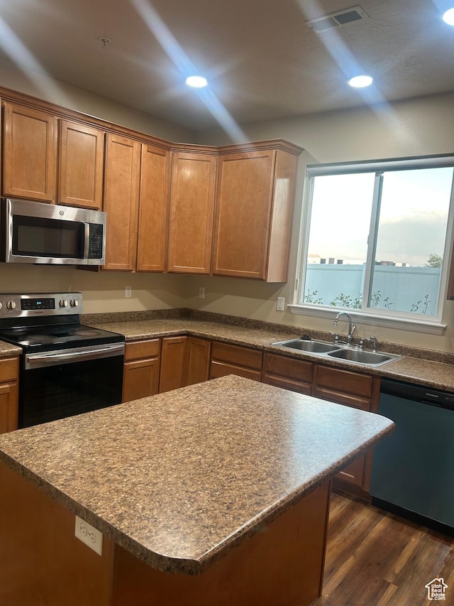 4673 W Greensand Dr, West Jordan, UT 84084 - kitchen featuring stainless steel appliances, a sink, dark wood finished floors, a kitchen island, and recessed lighting