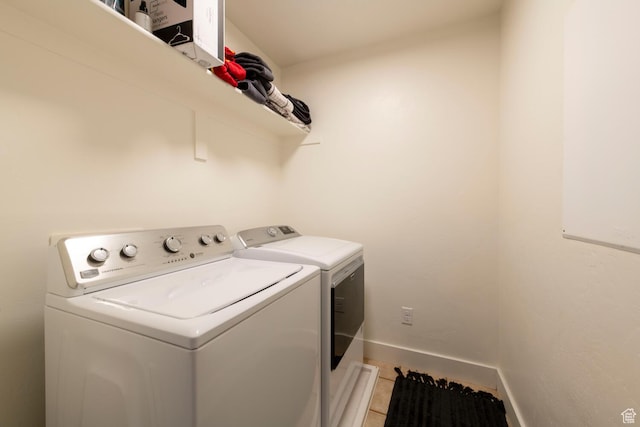 688 N 255 W, Centerville, UT 84014 - laundry room featuring washing machine and clothes dryer, baseboards, and light tile patterned floors