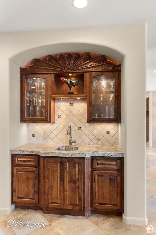 1936 N Uwan Dr, Ivins, UT 84738 - indoor wet bar featuring decorative backsplash, light tile patterned flooring, and baseboards