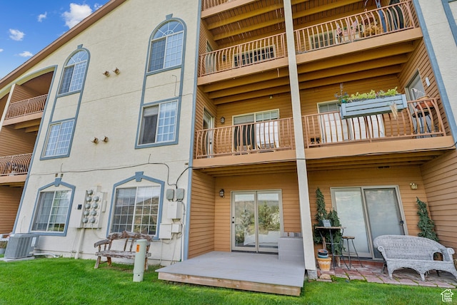 984 Uri Ln Unit 3, Midway, UT 84049 - back of house featuring a balcony, central AC, and a lawn